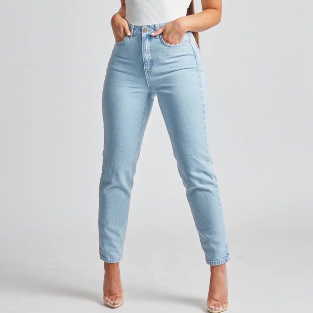 BOA Light Blue Classic Mom Jeans- US 6 in new condition